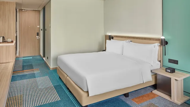 غرفة قياسية بسرير كينج في طابق مرتفع، Holiday Inn & Suites Makati 8/11