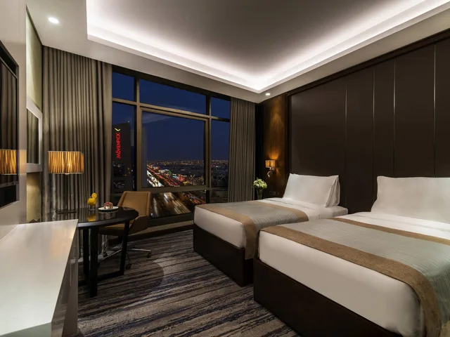غرفة تنفيذية بسريرين منفصلين، فندق وريزيدنس موفنبيك الرياض(Movenpick Hotel & Residences Riyadh) 1/4