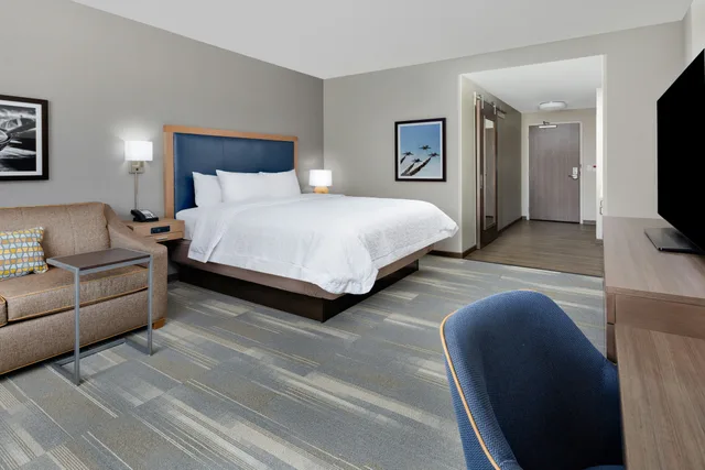 Suite, King Bed, Hampton Inn and Suites San Diego Airport Liberty Station 2/3