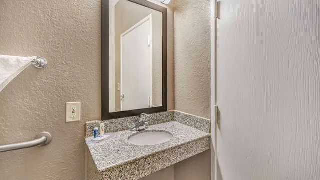 غرفة قياسية بسرير كينج لذوي الإعاقة، Motel6 Humble, TX - Houston International Airport 2/3