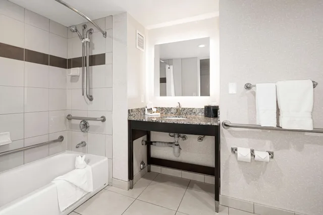 غرفة قياسية بسرير كينج لذوي الإعاقة، Best Western Plus Marina Gateway Hotel 8/8