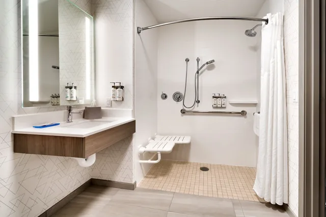 غرفة قياسية بسرير كينج لذوي الإعاقة، Holiday Inn Express Hotel And Suites Rapid City 4/4