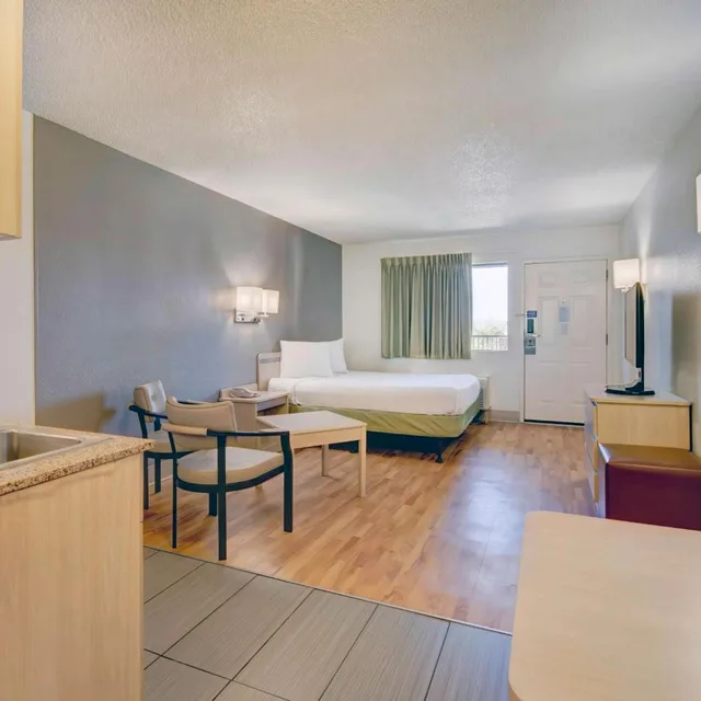 Room, King Bed, Kitchen, Near Building، Studio6 Tucson, AZ - Irvington Road 4/6