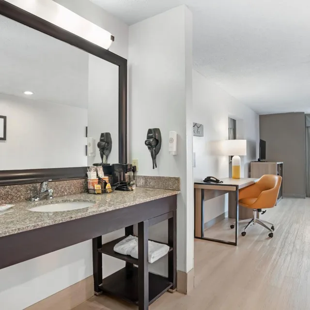 جناح مفردة بسرير كينج مع أريكة بحوض جاكوزي بحوض استحمام، Comfort Inn and Suites Crystal Inn Sportsplex 10/10