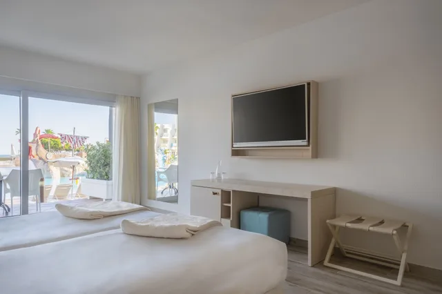 Family, King Bed, 2 Trundle Beds, Partial Sea View، Iberostar Waves Royal Andalus 6/10