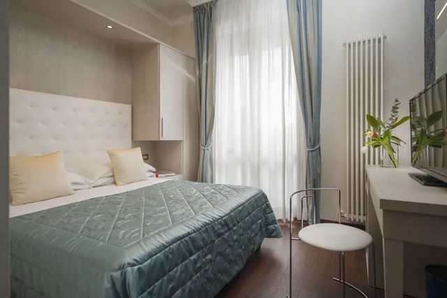 غرفة بسرير كوين بإطلالة على المدينة بشرفة، Hotel Re Enzo 3/8