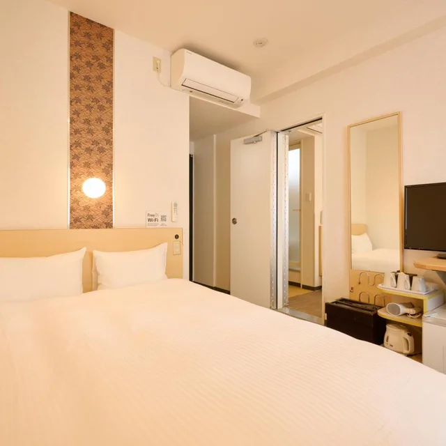 غرفة متصلة بسرير مزدوج مع أريكة، Smile Hotel Kyoto Karasuma Gojo 1/3