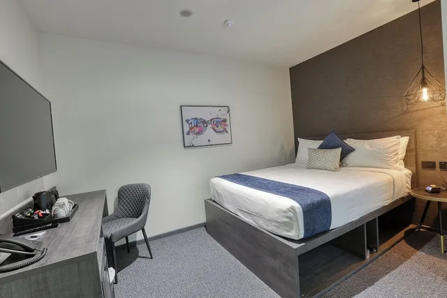 Room, Queen Bed, No Window، The Viv Hotel Wellington 2/8
