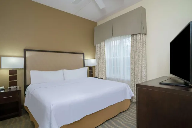 جناح كبير بسرير كينج بغرفة نوم واحدة مع أريكة، Homewood Suites by Hilton Philadelphia-Valley Forge 1/2