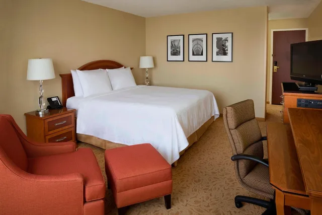 غرفة كلوب بسرير كينج، Toronto Airport Marriott 4/10