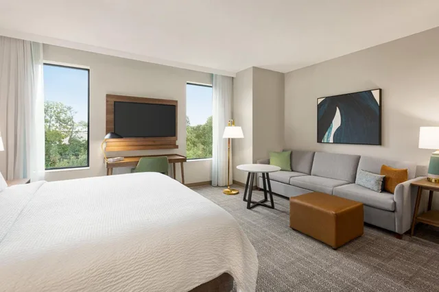 جناح استوديو بسرير كينج بحوض استحمام لذوي الإعاقة، STAYBRIDGE SUITES ROCKFORD 2/3