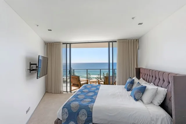 غرفة سوبيريور بسريرين منفصلين وسرير كينج وسرير كوين بإطلالة على البحر بغرفتي نوم، Ambience on Burleigh Beach 1/3