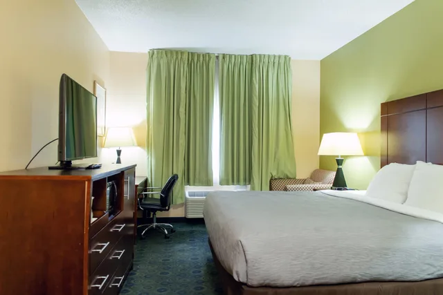 Room, King Bed, Smoking, Quality Inn & Suites Bloomington I-55 and I-74 4/6