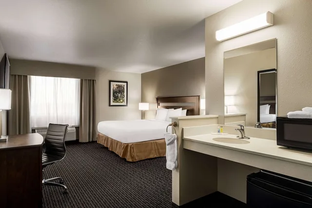 غرفة بسرير كينج لذوي الإعاقة، Travelodge by Wyndham Dexter 2/5
