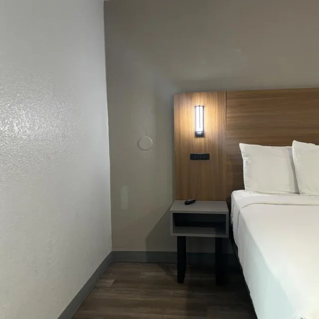 1 King Bed - Mobility Accessible Tub, Nsmk، Motel6 Santa Ana, CA 1/10