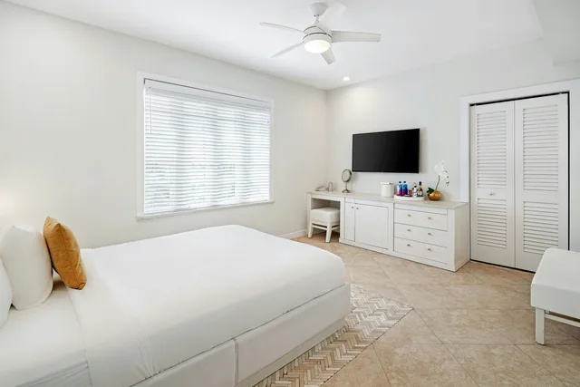 Queen Bed, Cardozo South Beach 1/5