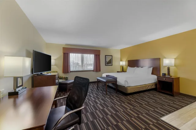 غرفة بسرير كينج بحوض جاكوزي، Best Western Falcon Plaza 2/4