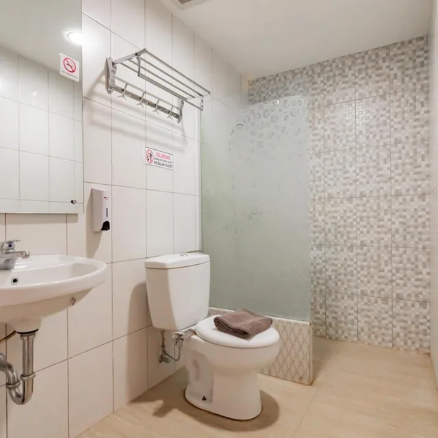 Executive, Triple, RedDoorz Premium Near Bandung Station 3/3