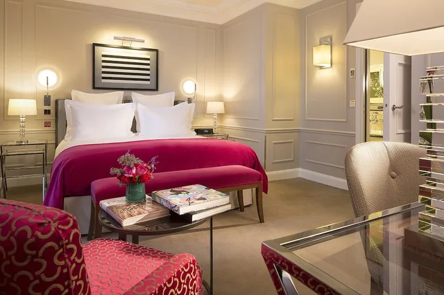 Deluxe, King Bed, Le Burgundy Paris 5/10