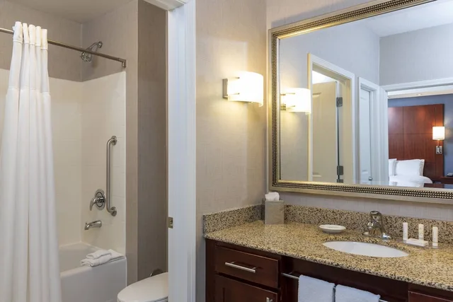 جناح بسرير كينج بغرفة نوم واحدة مع أريكة، Residence Inn Midland Marriott 1/5