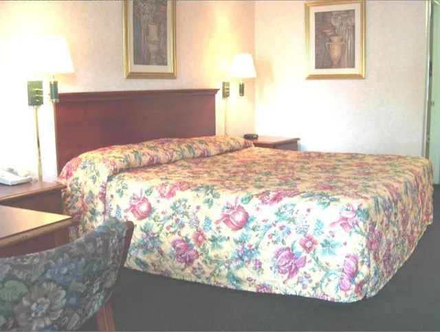 Room, King Bed, America's Best Inn Georgia, GA 3/4