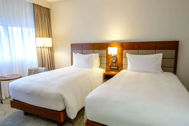 غرفة متصلة بسرير كينج وسريرين منفصلين، Hilton Garden Inn Mbabane Swaziland 3/10