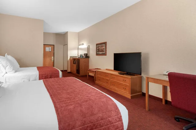 Standard, 2 Queen Beds, Norfolk Lodge Suites Ascend Hotel Collection 9/10
