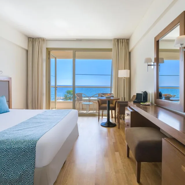 غرفة سوبيريور بسرير كينج، Golden Bay Beach Hotel 2/4