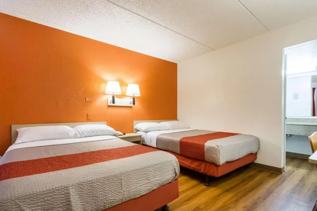 Room, 2 Double Beds, Motel6 Tempe, AZ – Phoenix Airport – Priest Dr 2/4