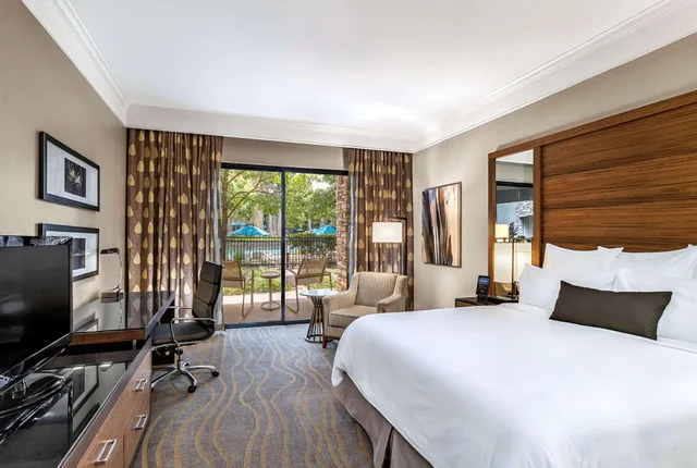 غرفة بسرير كينج بإطلالة على المسبح لذوي الإعاقة، The Woodlands Resort, Curio Collection by Hilton 1/6