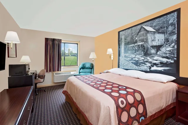 Standard, King Bed, Super 8 by Wyndham Hillsville 6/10