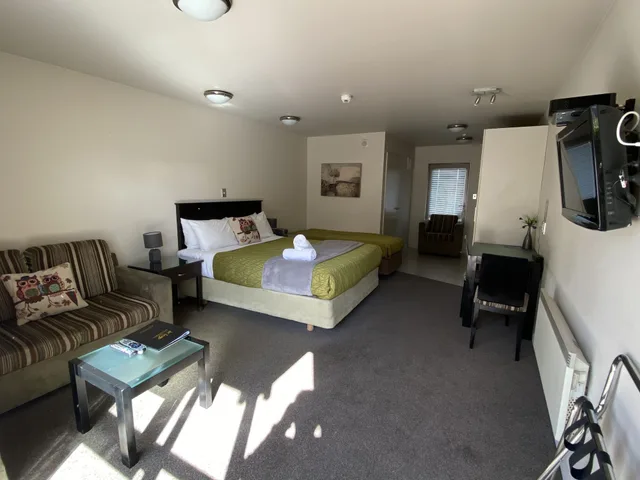 استوديو كومفورت بسرير كوين وسرير فردي في الطابق الأرضي لذوي الإعاقة، Delago Motel 4/9
