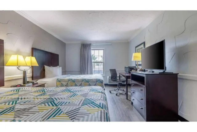 2 Queen Beds Mobility Accessible Tub, Smk، Motel6 Dallas, TX - Downtown 9/10