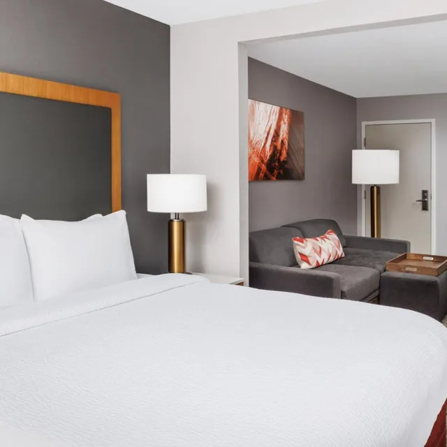 جناح بسرير كينج مع سرير سحّاب إضافي مع أريكة لذوي الإعاقة، Springhill Suites by Marriott Warwick 1/5