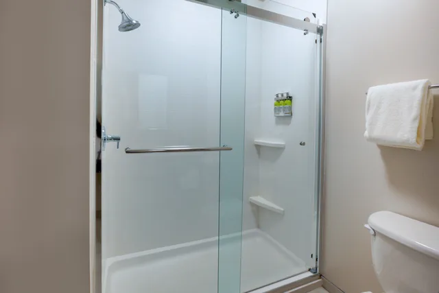 غرفة قياسية بسرير كينج، Holiday Inn Express Hotel Suites Woodhaven 2/3