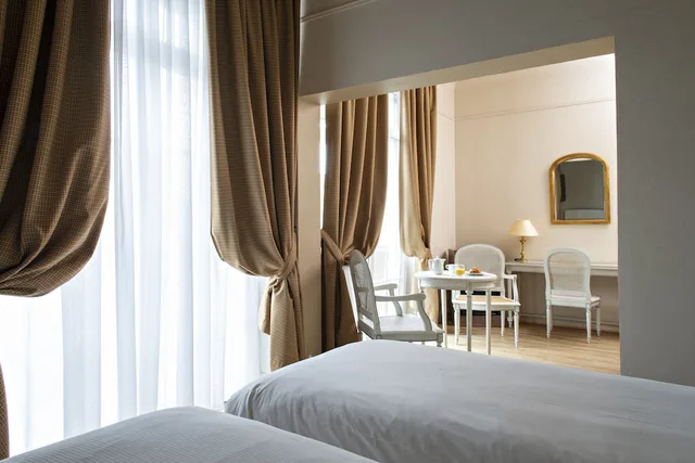 جناح جونيور، Grand Hotel Bristol 2/8