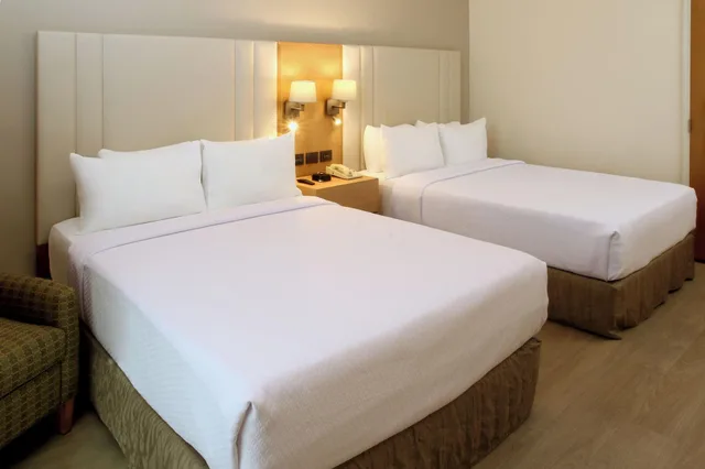 غرفة قياسية بسريرين مزدوجين مع دخول صالة النادي، Crowne Plaza Torreon 3/8