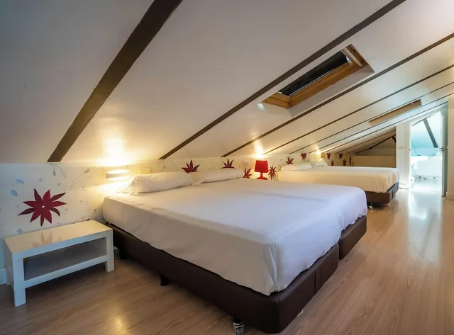 Room, 4 Beds, Two Extra Beds، EL HOSTAL PUERTA BISAGRA. 2/9