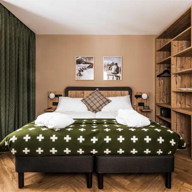 Comfy, Double Bed، Hotel Valaisia 1/2