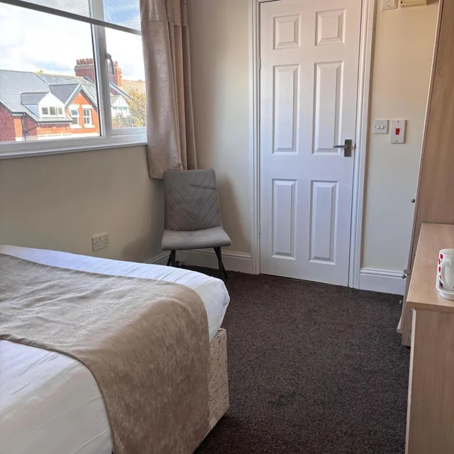 Room, Single, Large, Clifton Park 1/3