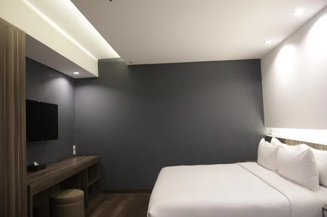 Comfort, Deluxe, King Bed, Geary Hotel Bandung 2/2