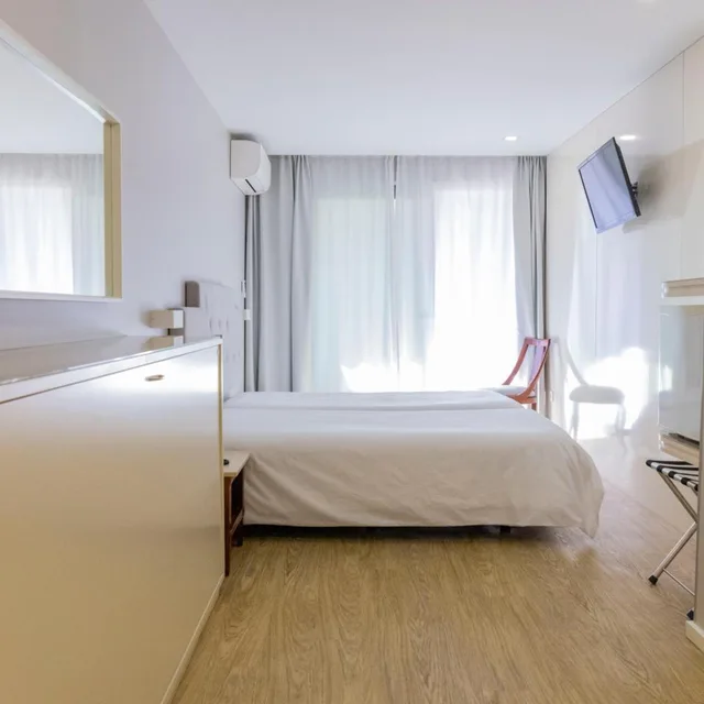 غرفة ثلاثية، Hotel Avenida 3/10