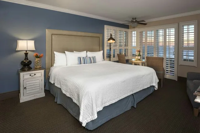 غرفة بسرير كينج بإطلالة على البحر بشرفة، Sand Pebbles Inn 1/3