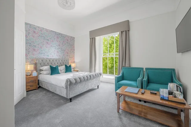 Superior, King Bed, Latimer House 5/10
