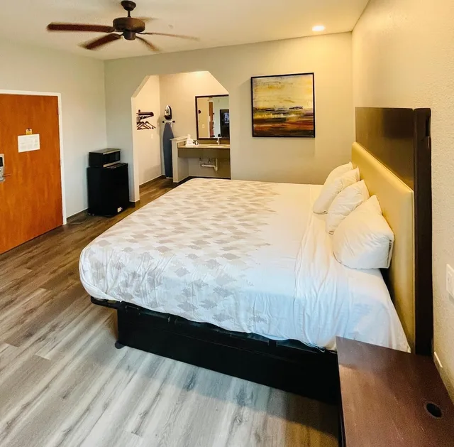 غرفة بسرير كينج بمطبخ صغير، Americas Best Value Inn La Porte 1/3