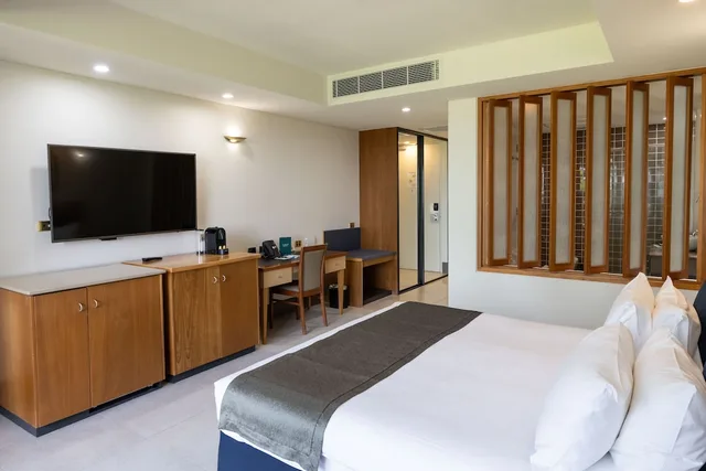 غرفة سوبيريور بسرير كينج بإطلالة على البحر، Mindil Beach Casino Resort 4/6