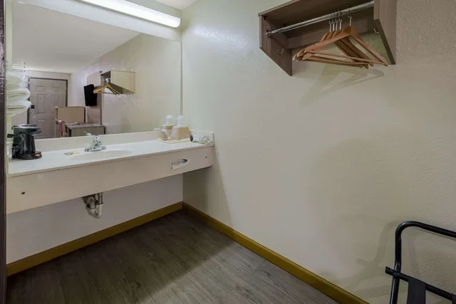 غرفة بسرير كوين للمدخنين، Rodeway Inn Ardmore I-65 4/4