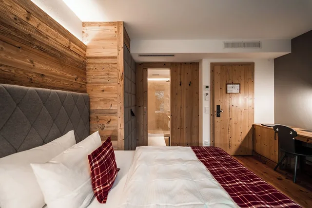 Comfort, Queen Bed, Golf Resort Achental 2/9