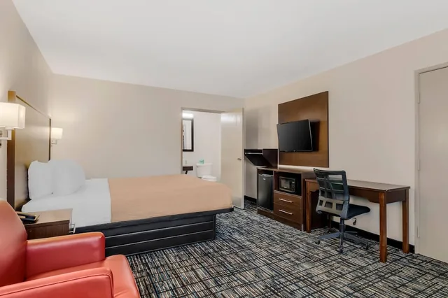 غرفة بسرير كينج، Quality Inn & Suites Near Six Flags and Medical Center 9/10