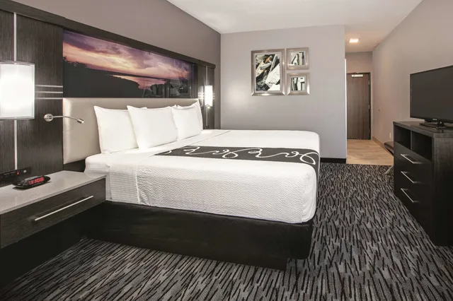 غرفة بسرير كينج، La Quinta Inn & Suites by Wyndham Amarillo Airport 1/3